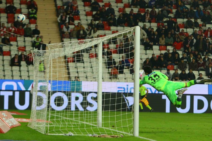 Trendyol Süper Lig: Antalyaspor: 1 - Sivasspor: 1 (ilk Yarı)