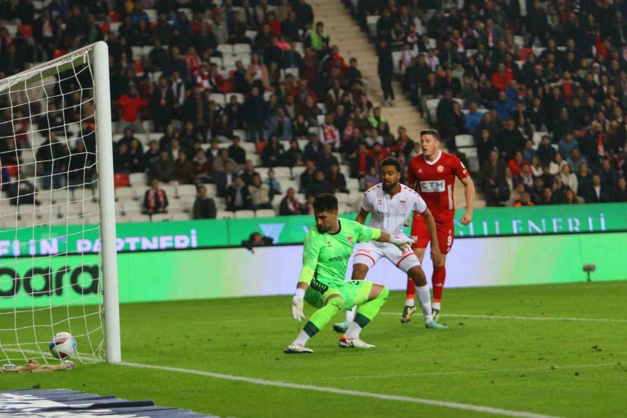 Trendyol Süper Lig: Antalyaspor: 1 - Sivasspor: 1 (ilk Yarı)