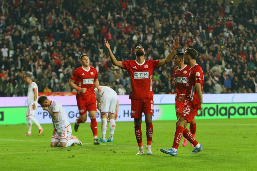 Trendyol Süper Lig: Antalyaspor: 1 - Sivasspor: 1 (ilk Yarı)