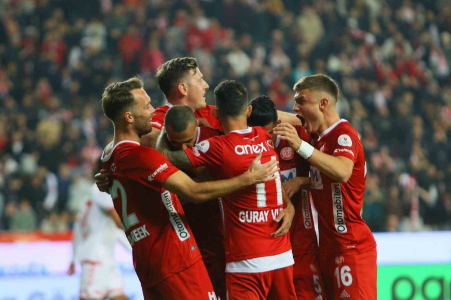 Trendyol Süper Lig: Antalyaspor: 1 - Sivasspor: 1 (ilk Yarı)