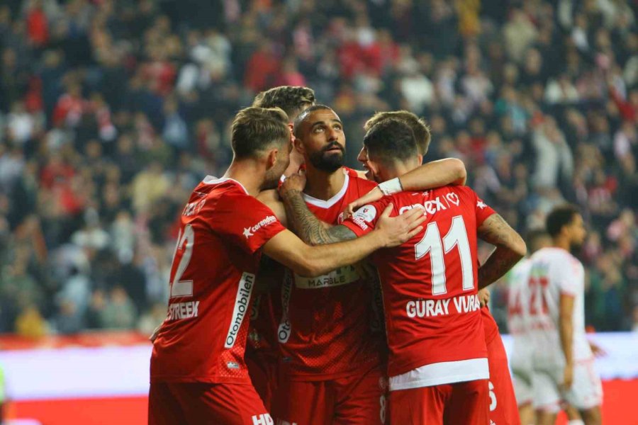 Trendyol Süper Lig: Antalyaspor: 1 - Sivasspor: 1 (ilk Yarı)