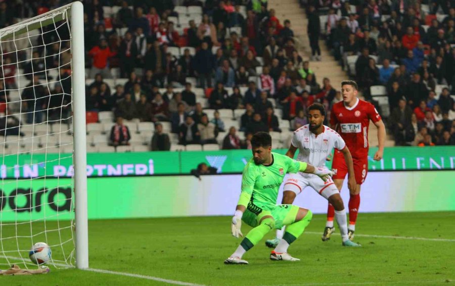 Trendyol Süper Lig: Antalyaspor: 1 - Sivasspor: 1 (ilk Yarı)