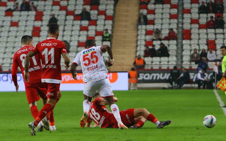 Trendyol Süper Lig: Antalyaspor: 1 - Sivasspor: 1 (ilk Yarı)