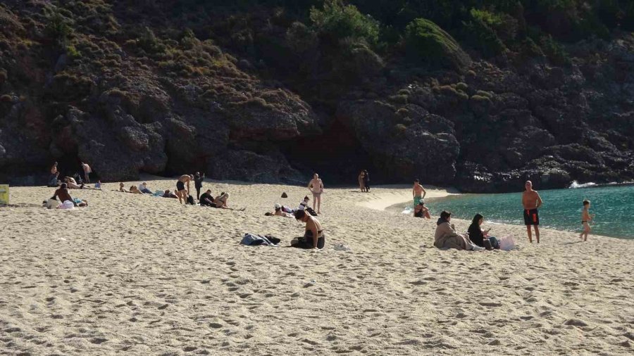 Türkiye Kışa Girmeye Hazırlanırken, Antalya Yazdan Kalma Günler Yaşıyor