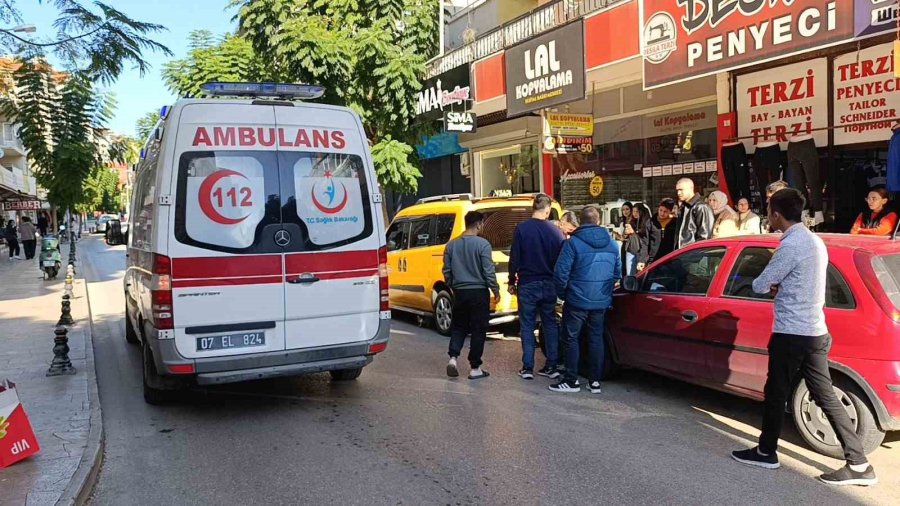 14 Yaşındaki Motosiklet Sürücüsü 3 Araca Çarptı: Kaza Anı Kameralara Yansıdı