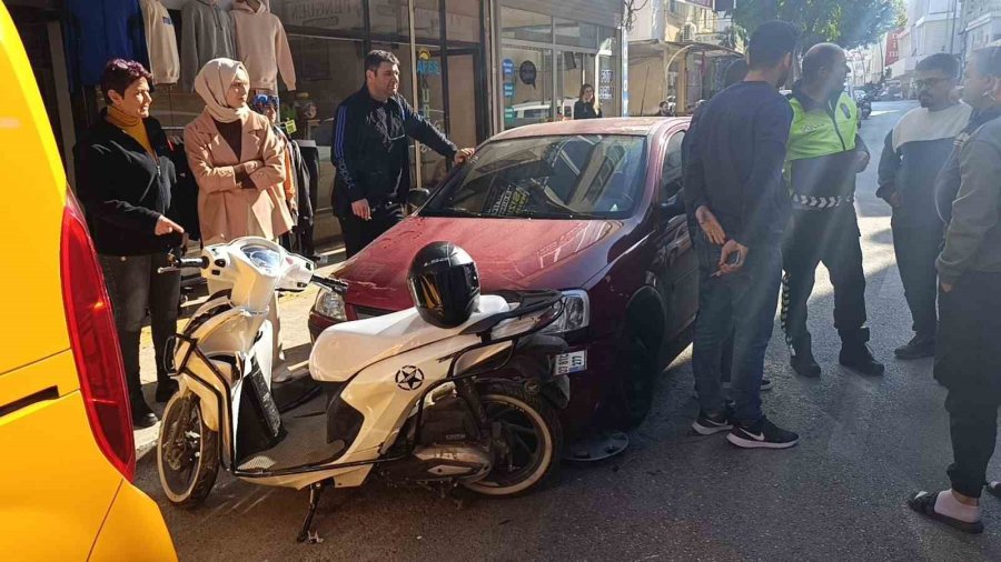 14 Yaşındaki Motosiklet Sürücüsü 3 Araca Çarptı: Kaza Anı Kameralara Yansıdı