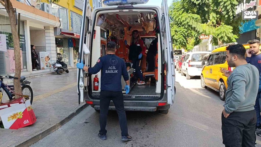 14 Yaşındaki Motosiklet Sürücüsü 3 Araca Çarptı: Kaza Anı Kameralara Yansıdı