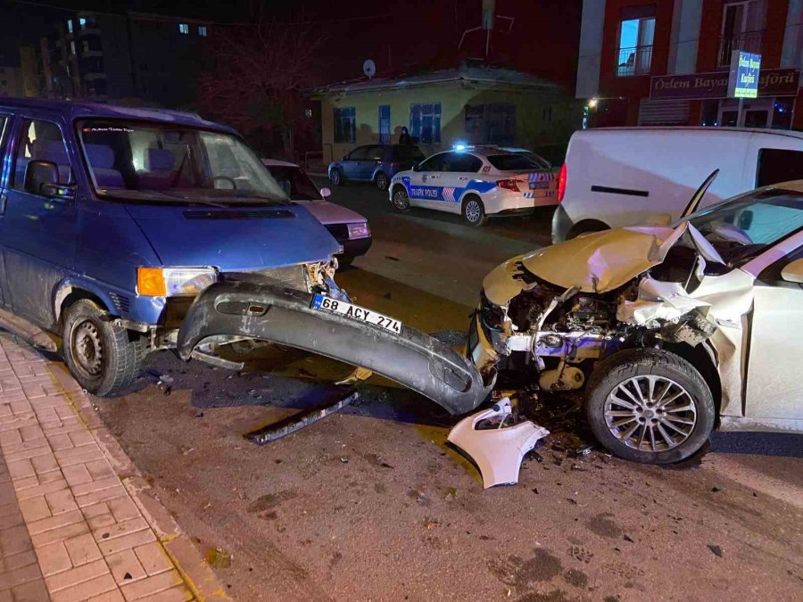 Otomobilin Hurdaya Döndüğü Kazada Sürücünün Burnu Bile Kanamadı