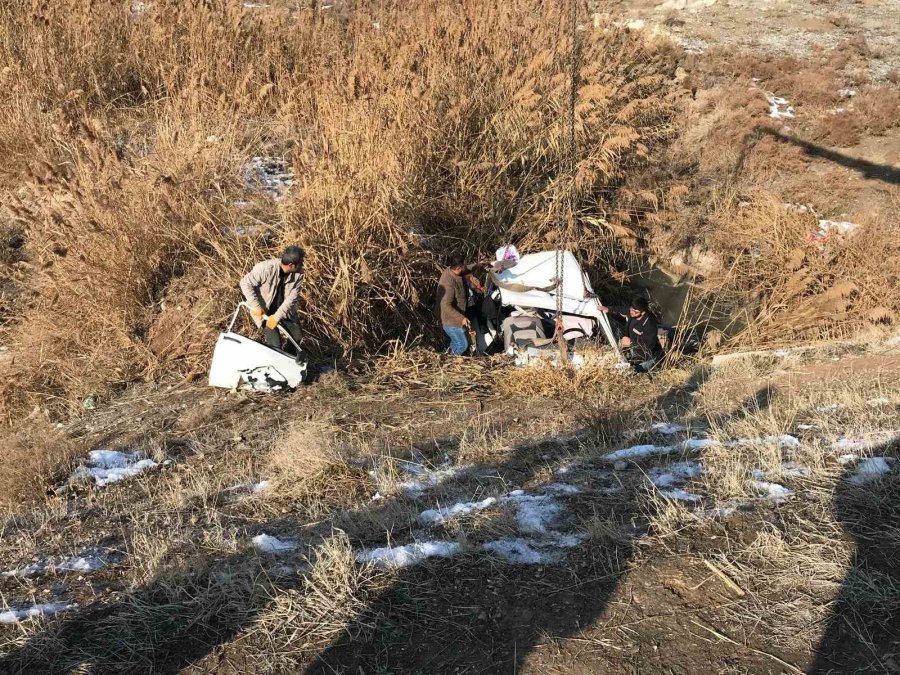 Konya’da Otomobil Atık Su Kanalına Uçtu: 3 Yaralı