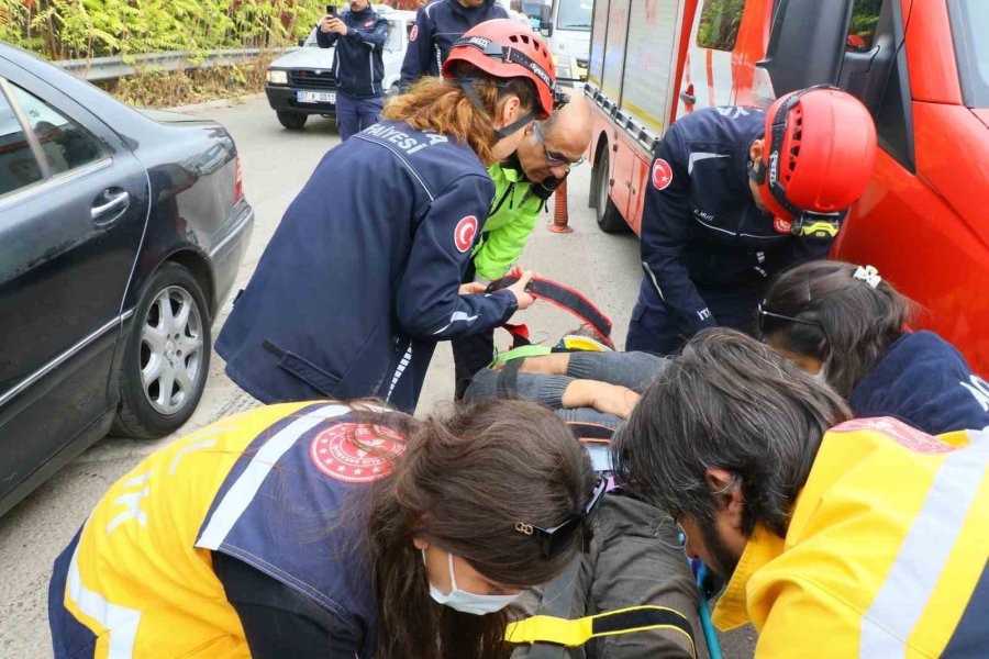 Bariyere ’ok’ Gibi Saplandı, Sıkışan Sürücüyü İtfaiye Çıkardı