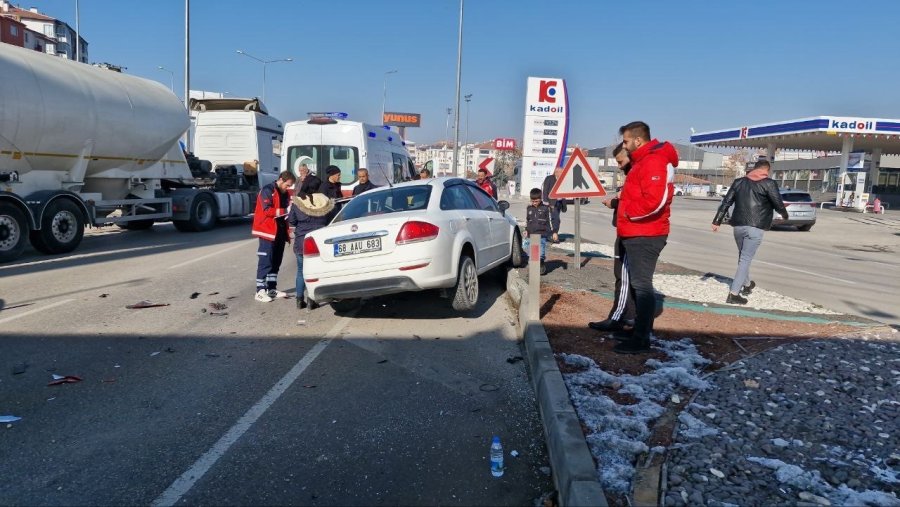 Aksaray’da 2 Otomobil Çarpıştı: 1’i Çocuk 2 Yaralı