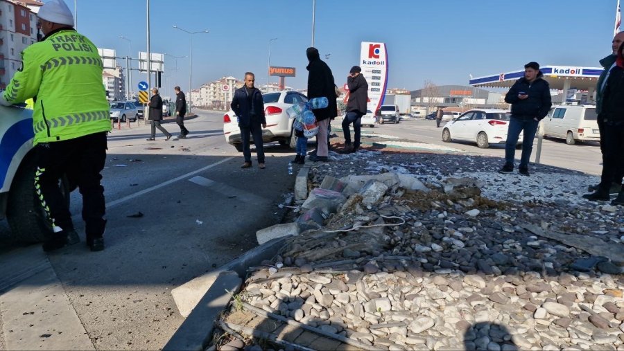 Aksaray’da 2 Otomobil Çarpıştı: 1’i Çocuk 2 Yaralı