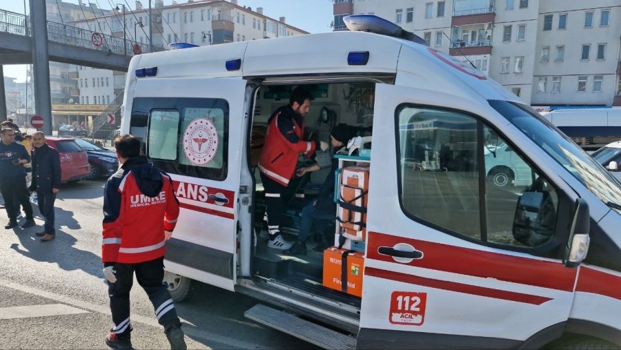 Aksaray’da 2 Otomobil Çarpıştı: 1’i Çocuk 2 Yaralı