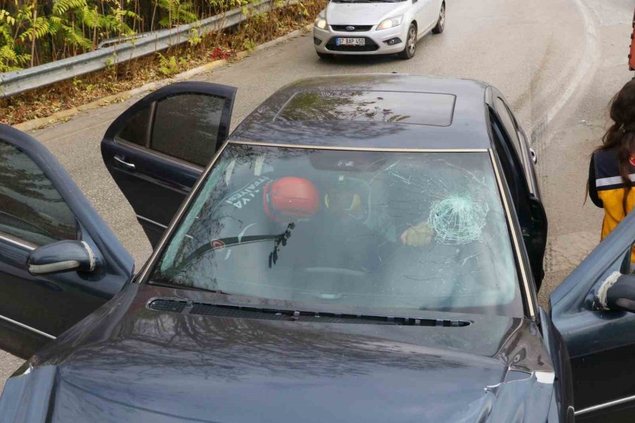 Bariyere ’ok’ Gibi Saplandı, Sıkışan Sürücüyü İtfaiye Çıkardı