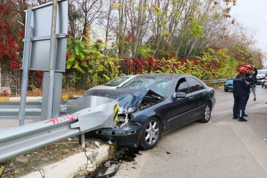 Bariyere ’ok’ Gibi Saplandı, Sıkışan Sürücüyü İtfaiye Çıkardı