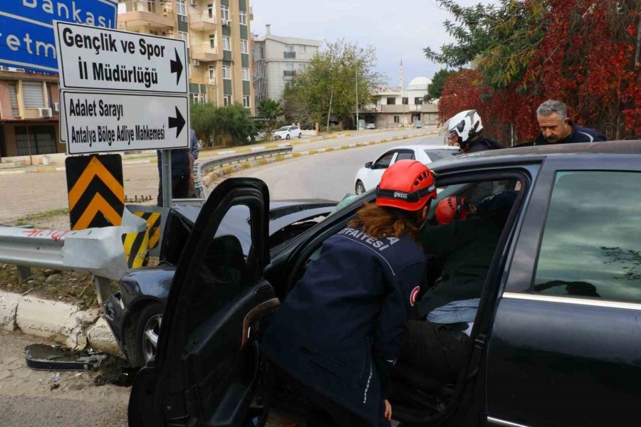 Bariyere ’ok’ Gibi Saplandı, Sıkışan Sürücüyü İtfaiye Çıkardı