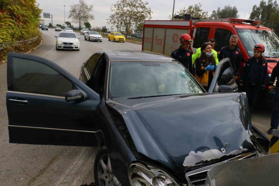 Bariyere ’ok’ Gibi Saplandı, Sıkışan Sürücüyü İtfaiye Çıkardı