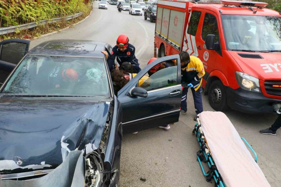 Bariyere ’ok’ Gibi Saplandı, Sıkışan Sürücüyü İtfaiye Çıkardı