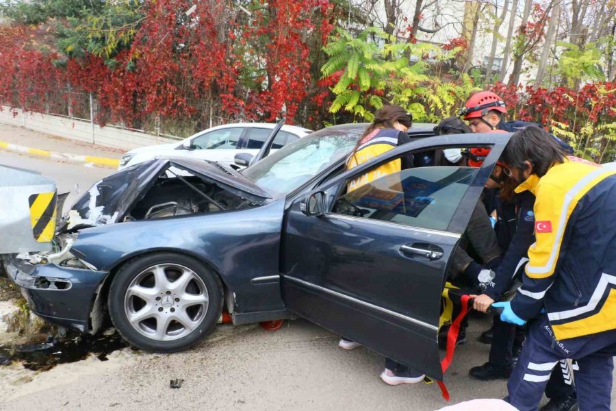 Bariyere ’ok’ Gibi Saplandı, Sıkışan Sürücüyü İtfaiye Çıkardı