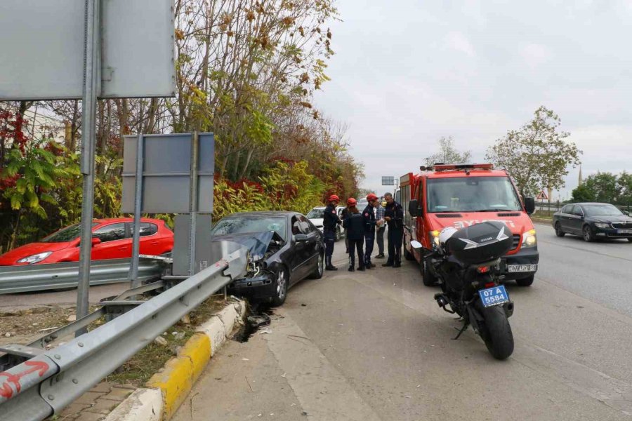 Bariyere ’ok’ Gibi Saplandı, Sıkışan Sürücüyü İtfaiye Çıkardı