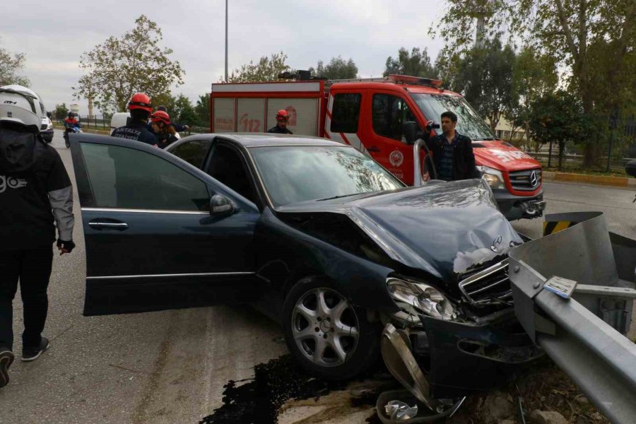 Bariyere ’ok’ Gibi Saplandı, Sıkışan Sürücüyü İtfaiye Çıkardı