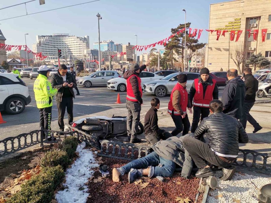 Tramvayın Çarptığı Mobilet Sürücüsü Oğlunu Teselli Etti: "yürüyebiliyor Musun Oğlum"