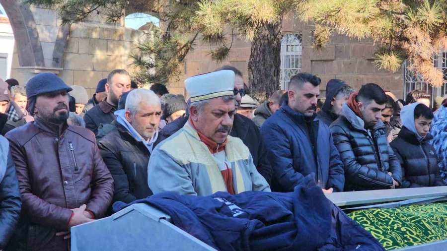 Yangında Hayatını Kaybeden İşçi Toprağa Verildi