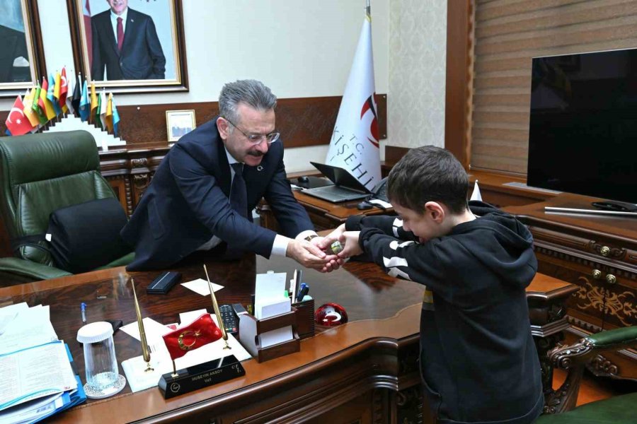 Vali Aksoy, Zihinsel Engelli Çocukları Makamında Ağırladı