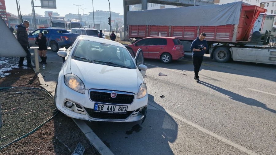 Aksaray’da 2 Otomobil Çarpıştı: 1’i Çocuk 2 Yaralı