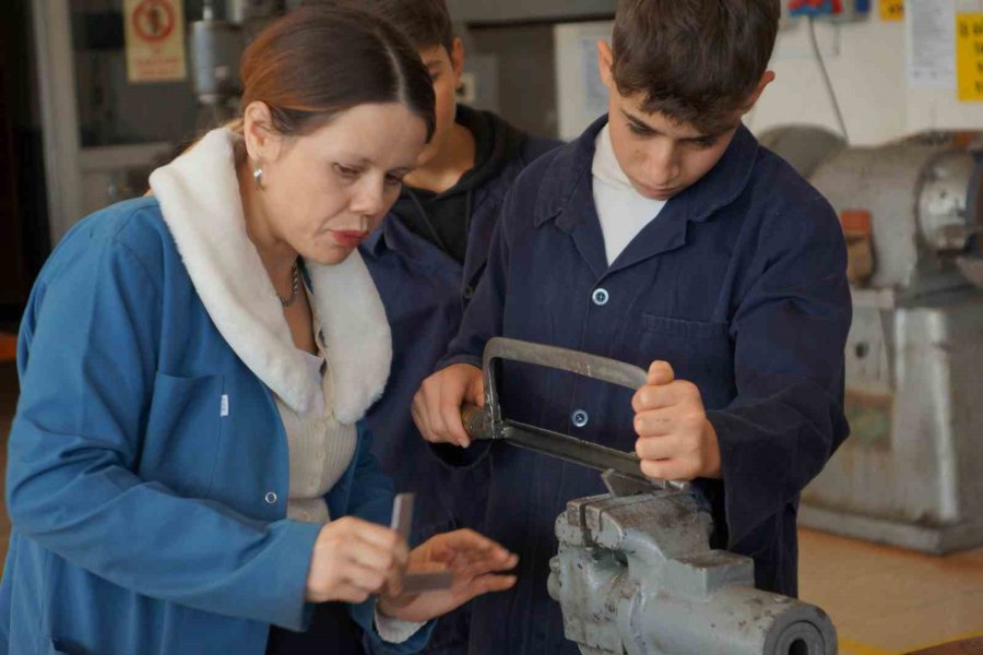 Kadın Makine Kalıp Öğretmenini Gören Şaşırıyor