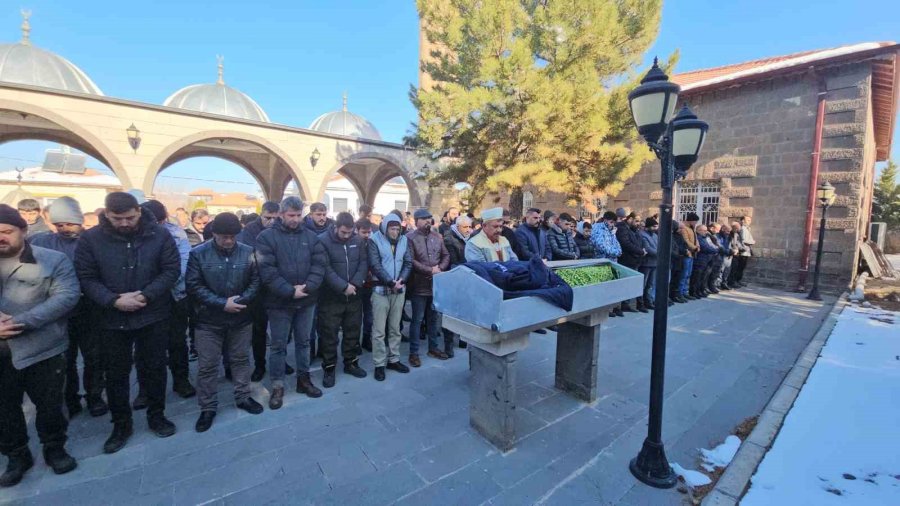 Yangında Hayatını Kaybeden İşçi Toprağa Verildi