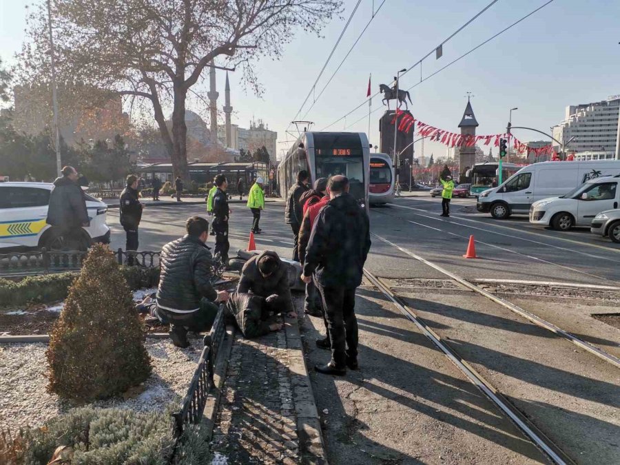 Tramvayın Çarptığı Mobilet Sürücüsü Oğlunu Teselli Etti: "yürüyebiliyor Musun Oğlum"