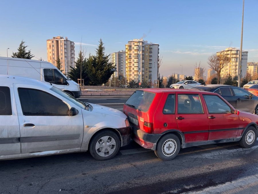 Kayseri’de 3 Aracın Karıştığı Zincirleme Kaza: 2 Yaralı