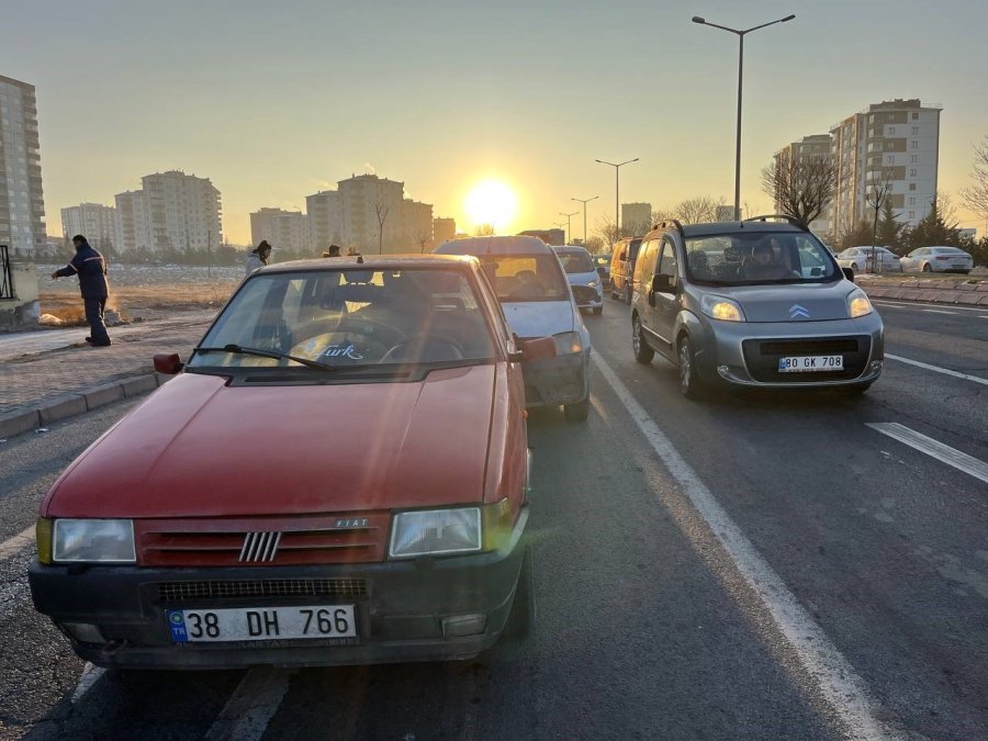 Kayseri’de 3 Aracın Karıştığı Zincirleme Kaza: 2 Yaralı