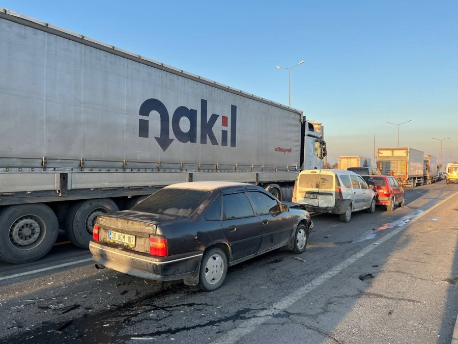 Kayseri’de 3 Aracın Karıştığı Zincirleme Kaza: 2 Yaralı