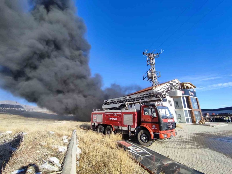 Niğde’de Fabrika Yangını: Ekiplerin Müdahalesi Sürüyor