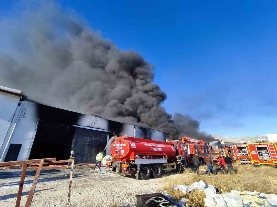 Niğde’de Fabrika Yangını: Ekiplerin Müdahalesi Sürüyor