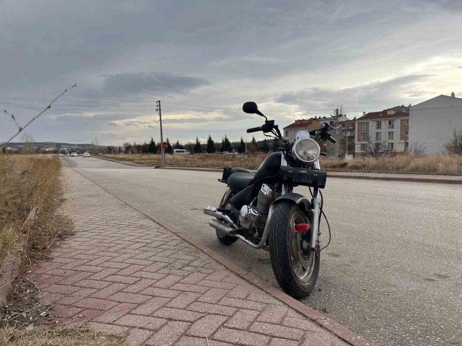 Esnaf Kaza Sonrası Terk Edilen Motosiklete 2 Aydır Gözü Gibi Bakıyor