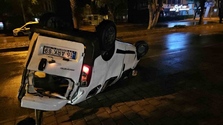 Takla Atan Araçtan Gençler Yola Savruldu, Arkadaşı "onlara Bir Şey Olmasın Ben Öleyim" Diye Ağladı