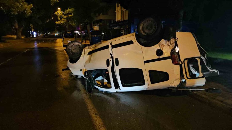 Takla Atan Araçtan Gençler Yola Savruldu, Arkadaşı "onlara Bir Şey Olmasın Ben Öleyim" Diye Ağladı