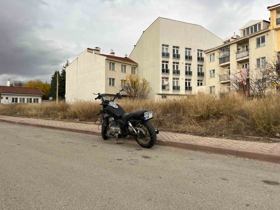 Esnaf Kaza Sonrası Terk Edilen Motosiklete 2 Aydır Gözü Gibi Bakıyor