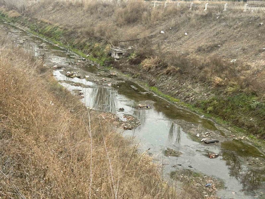 Yeşiltepe’te Kanal Çöplükten Geçilmiyor