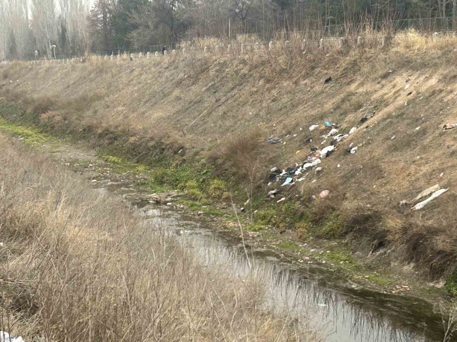 Yeşiltepe’te Kanal Çöplükten Geçilmiyor