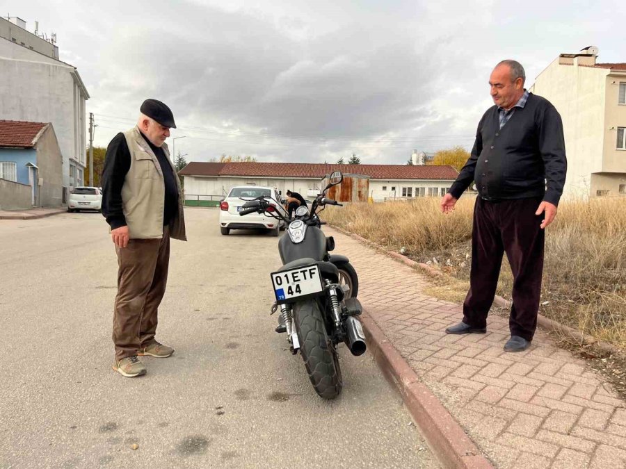 Esnaf Kaza Sonrası Terk Edilen Motosiklete 2 Aydır Gözü Gibi Bakıyor