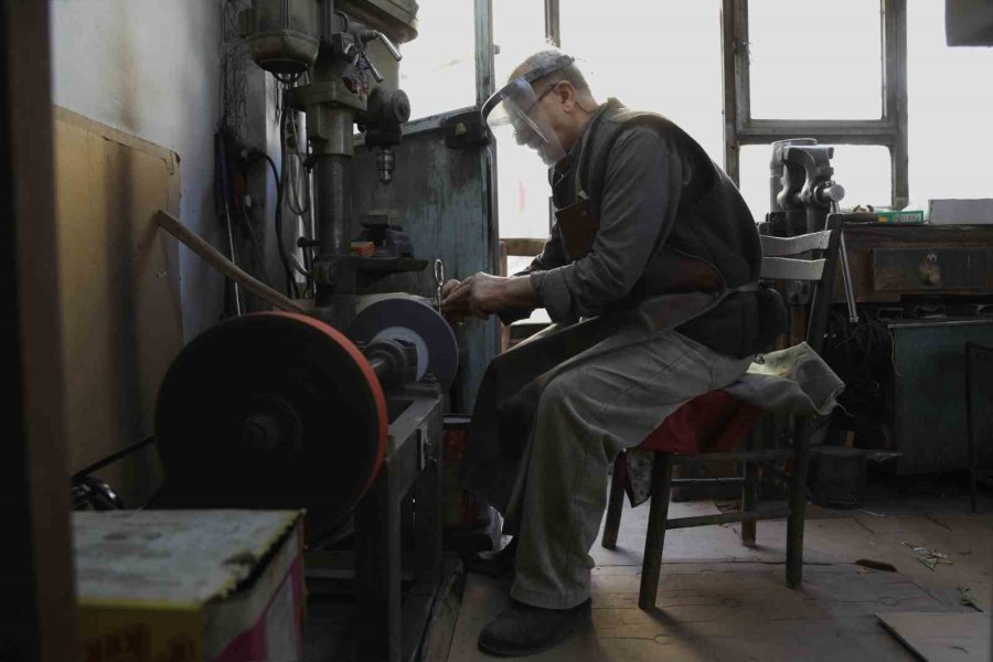 Çırak Bulamadığı Zanaatını Eşiyle Birlikte Yaşatıyor