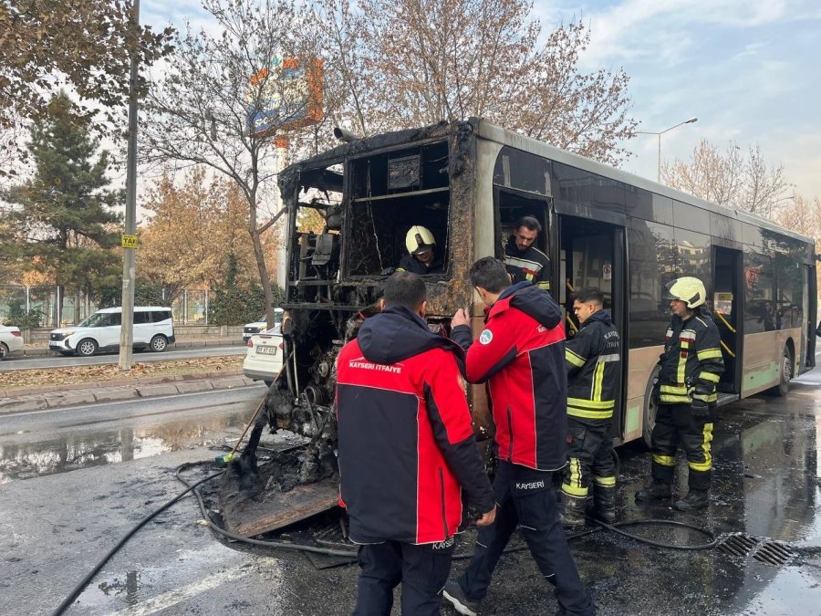 Halk Otobüsü Alev Alev Yandı