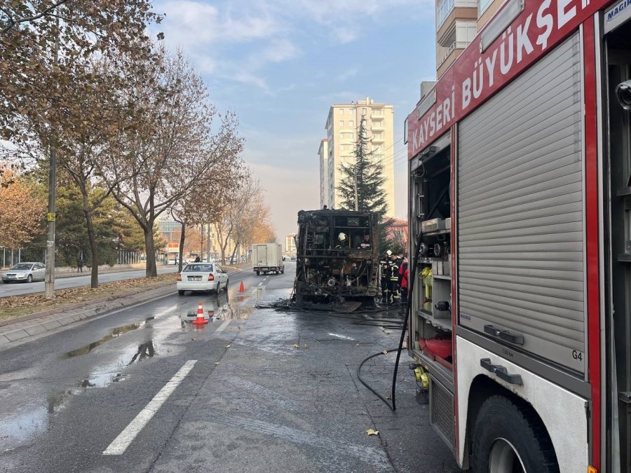 Halk Otobüsü Alev Alev Yandı