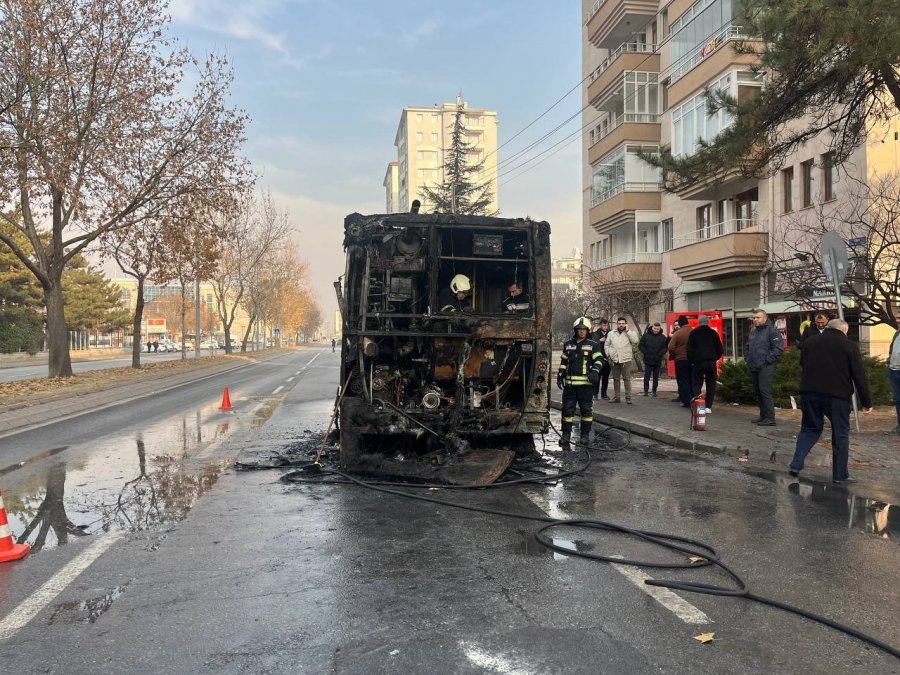 Halk Otobüsü Alev Alev Yandı