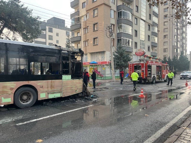 Halk Otobüsü Alev Alev Yandı