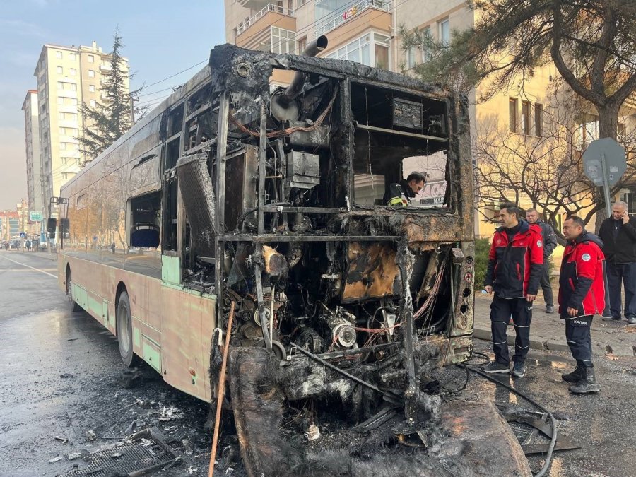 Halk Otobüsü Alev Alev Yandı